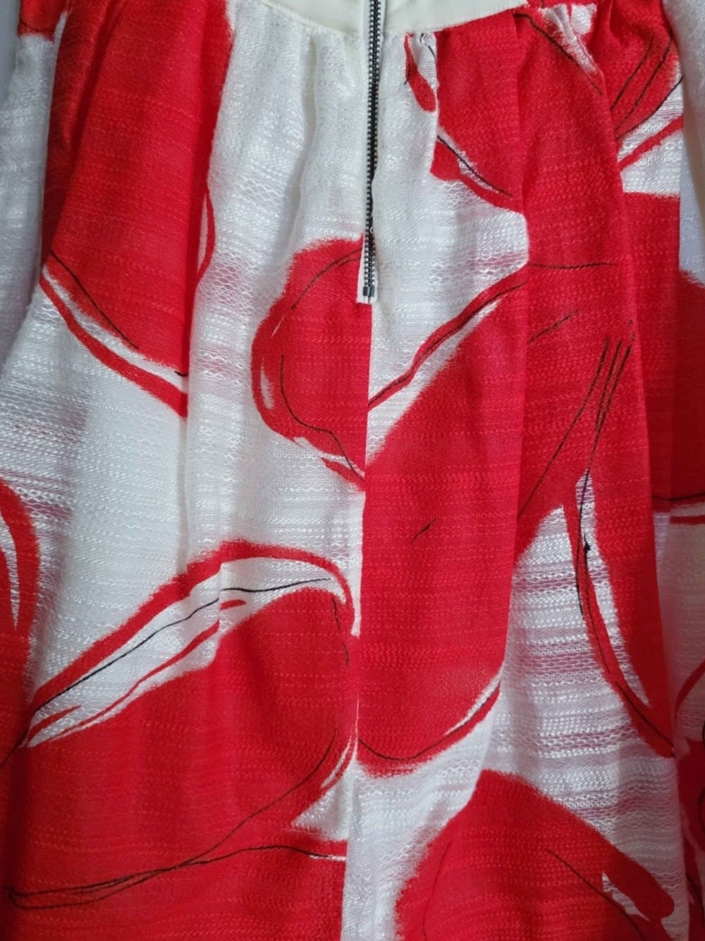 Alice + Olivia White Dress with Bold Red Floral Print - Picture 4 of 5